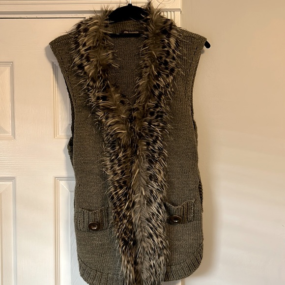 Adorable sweater vest with faux fur trim ladies size small - Picture 1 of 4